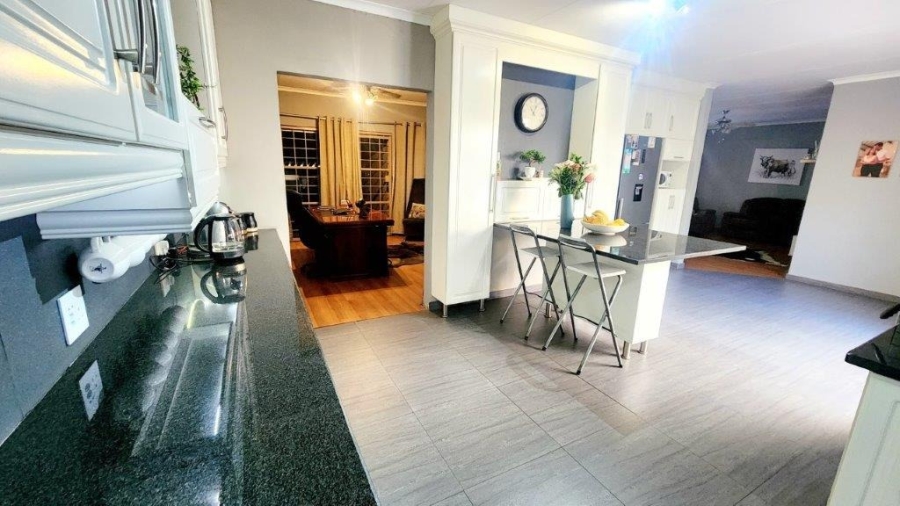 To Let 3 Bedroom Property for Rent in Safari Gardens North West